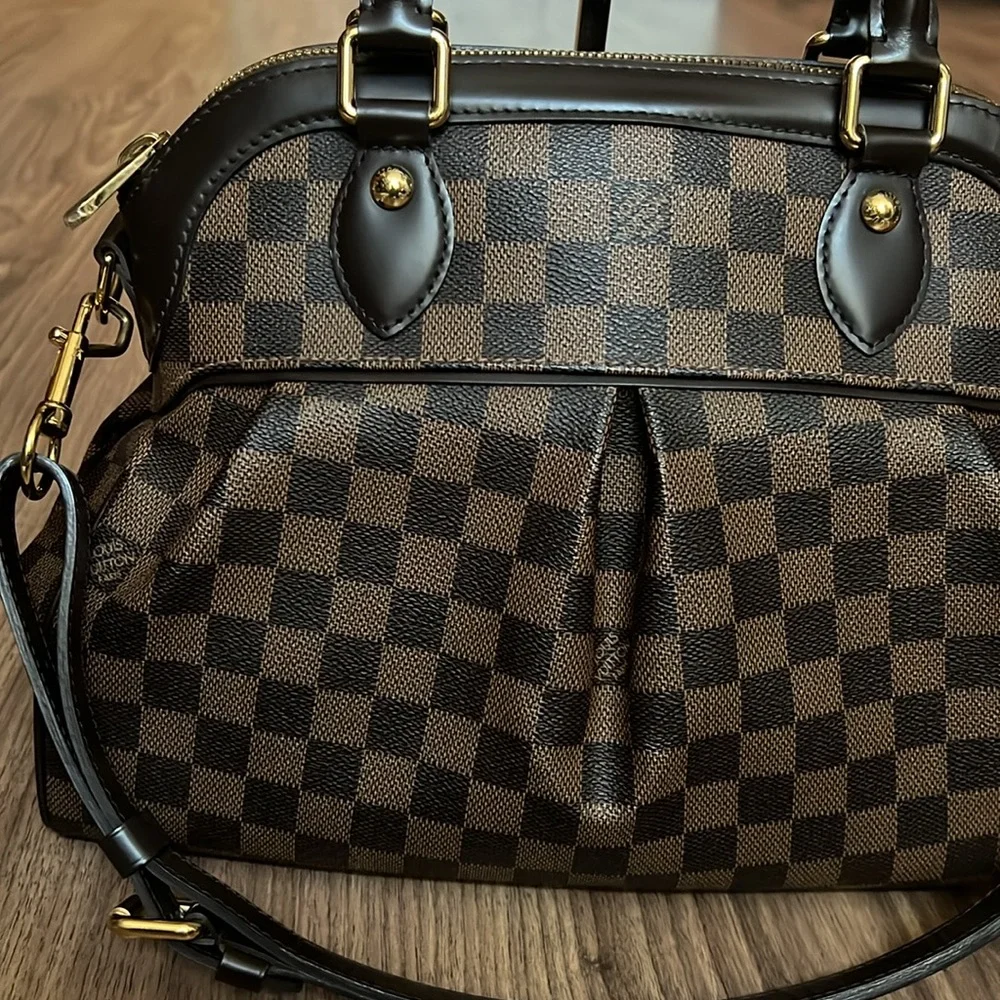 A101- 💯% authentic Louis Vuitton Trevi PM Damier bag